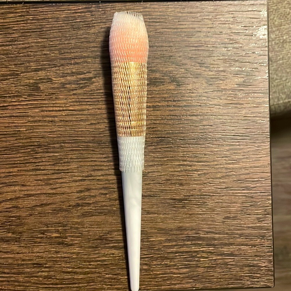 Farah brush, may be for contouring Im not familiar